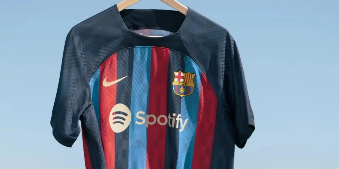 FC Barcelona prezentuje nową domową koszulkę na sezon 2022/23. Oferuje też… koszulki na całe życie