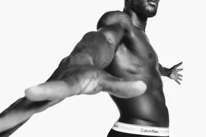 Lukaku promuje bieliznę. Towarzyszy mu Maya Hawke